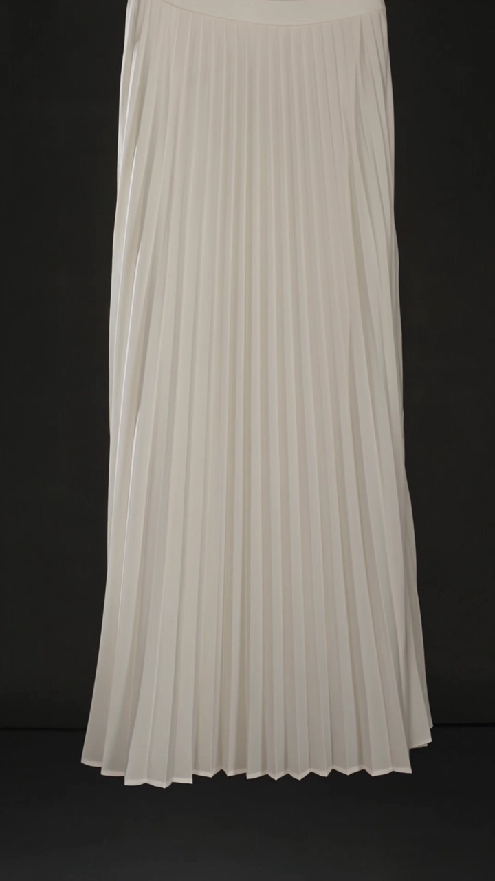 Film 08 — pleated skirt, counted folds